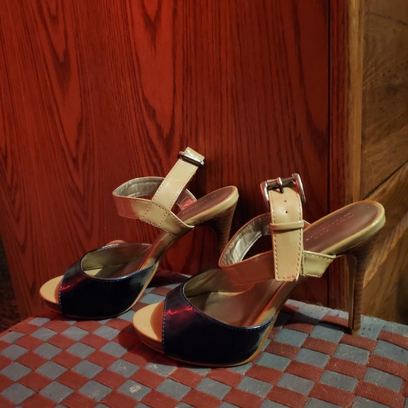 Size 7 intaglia heels - Picture 9 of 10